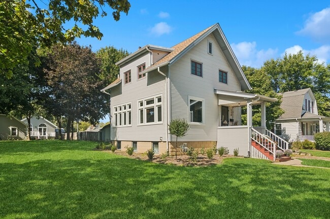 114 Harrison St in Barrington, IL - Building Photo - Building Photo