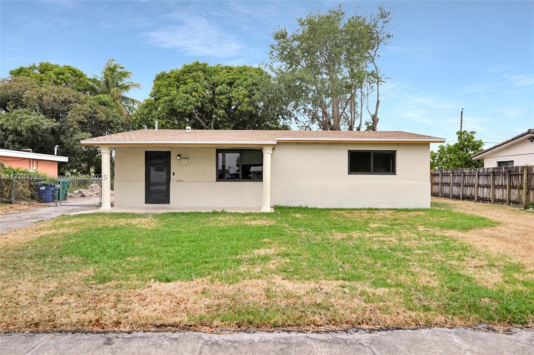 18546 NW 22nd Ave in Miami Gardens, FL - Building Photo