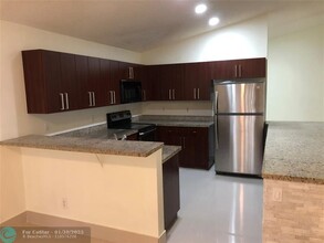 4122 E Silverado Cir in Hollywood, FL - Building Photo - Building Photo