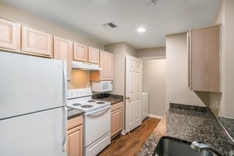 Live Oaks Apartments in Baton Rouge, LA - Foto de edificio - Building Photo