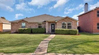 1120 Bumble Bee Dr in Lancaster, TX - Building Photo