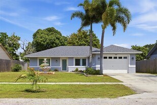 7434 Thatcher Ave in Lantana, FL - Building Photo
