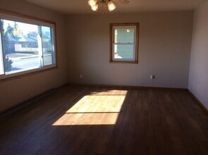 1360 1st St S in Dickinson, ND - Foto de edificio - Building Photo