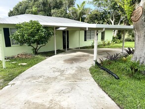515 SW South Carolina Dr in Stuart, FL - Foto de edificio - Building Photo