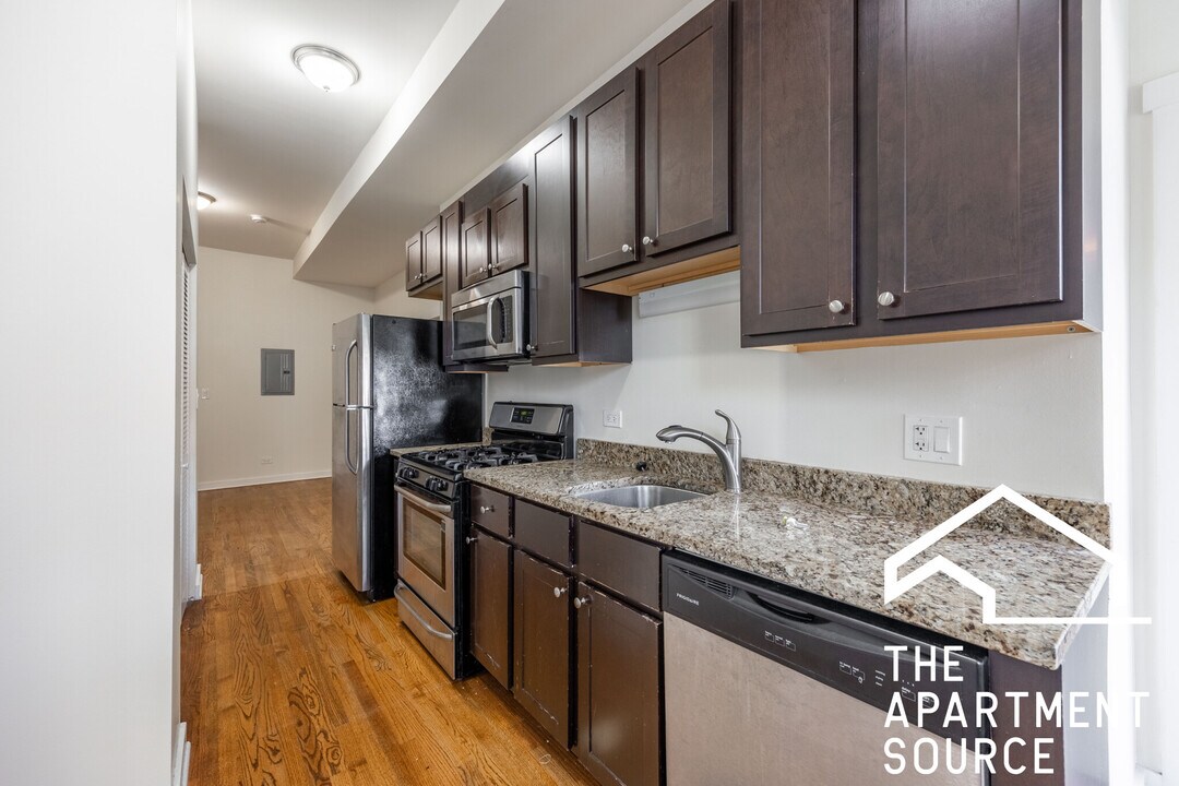 2146 W Chicago Ave in Chicago, IL - Building Photo