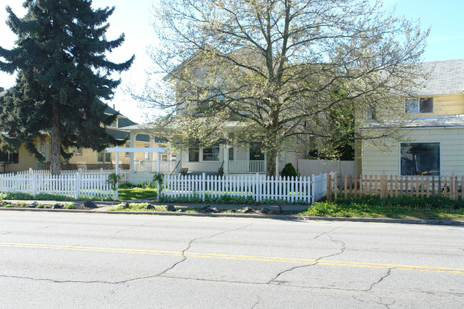 1123 W Maxwell Ave in Spokane, WA - Foto de edificio - Building Photo