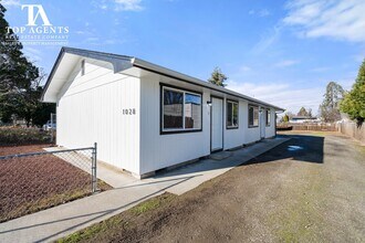 1028 W 11th St in Medford, OR - Building Photo - Building Photo