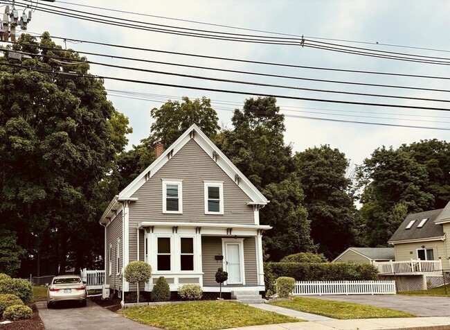 163 W Central St in Franklin, MA - Foto de edificio - Building Photo