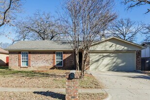 5719 Myers Rd, Unit 211 in Arlington, TX - Building Photo