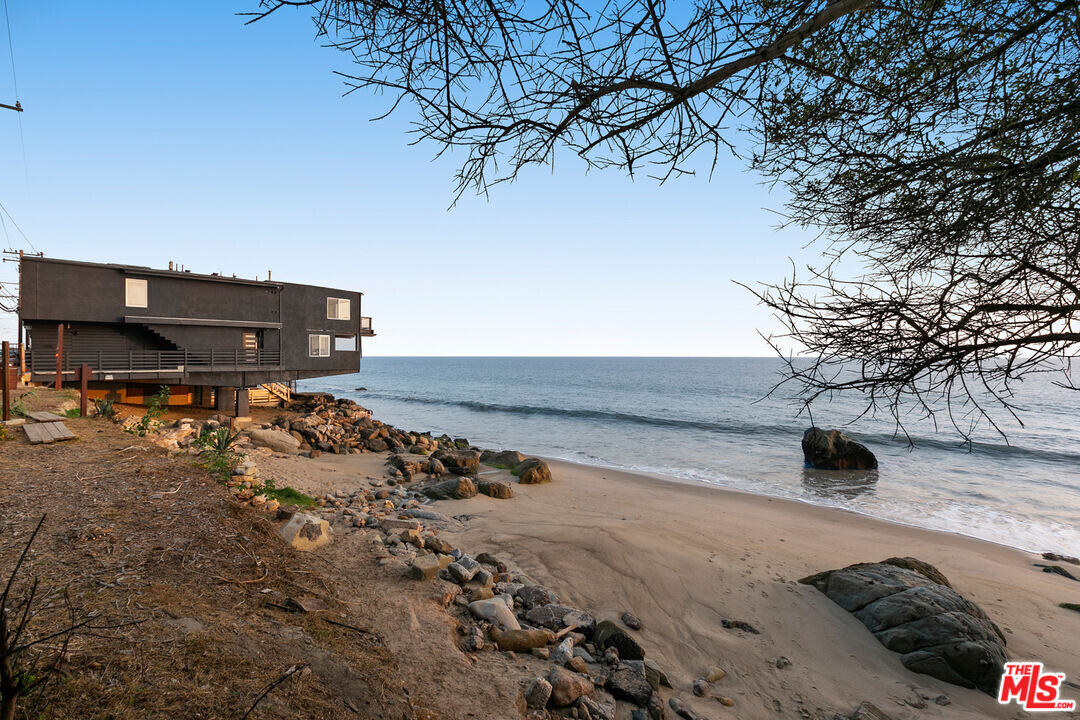 20466 PACIFIC COAST Hwy in Malibu, CA - Building Photo