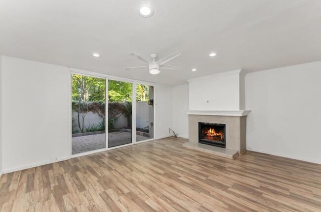 709 Woodside Ln E in Sacramento, CA - Building Photo - Building Photo