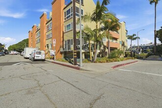 6400 Pacific Ave in Los Angeles, CA - Foto de edificio - Building Photo