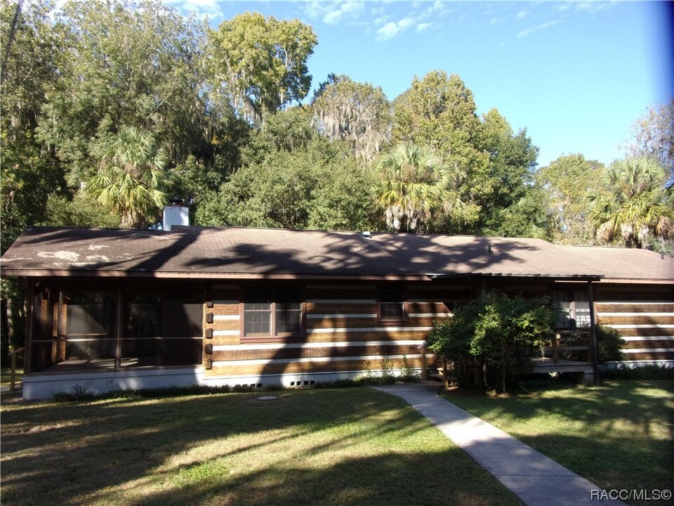 211 W Vine St in Inverness, FL - Foto de edificio