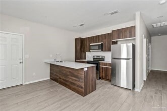 1204 Shavano Dr, Unit 3 in Edinburg, TX - Foto de edificio - Building Photo