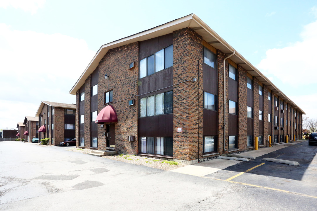 Stone Falls in Joliet, IL - Building Photo