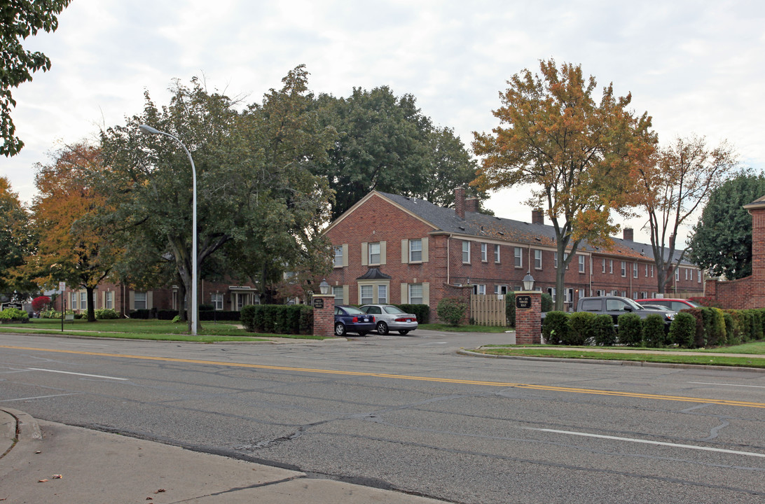 Vernier Terrace Apartments in Grosse Pointe Woods, MI - Foto de edificio