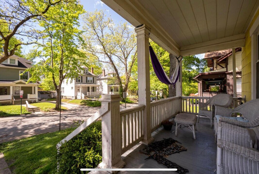 244 E Oakland Ave in Columbus, OH - Building Photo