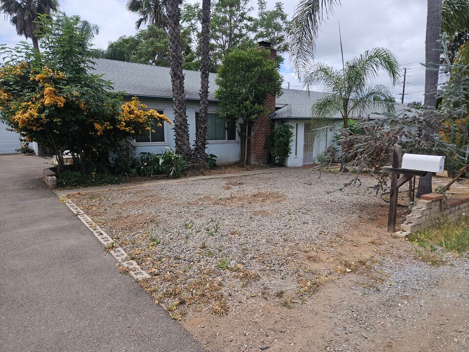 581 Montview Dr in Escondido, CA - Building Photo