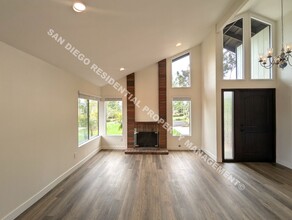 7980 Amargosa Dr in Carlsbad, CA - Foto de edificio - Building Photo