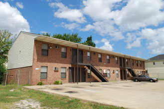 1615 Wilson Rd in Norfolk, VA - Foto de edificio - Building Photo