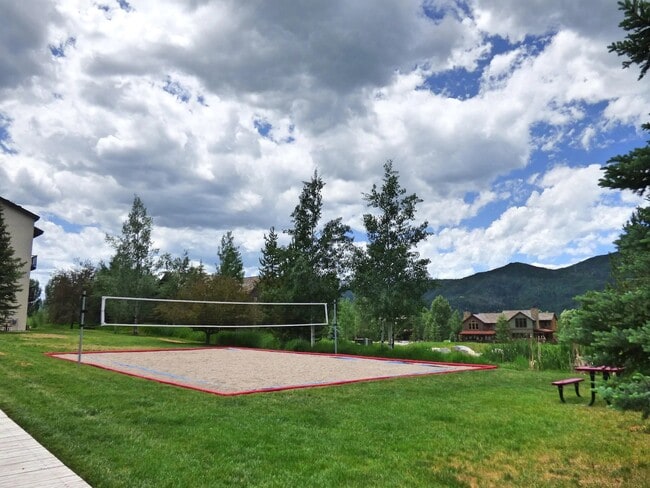 1945 Cornice Rd in Steamboat Springs, CO - Foto de edificio - Building Photo