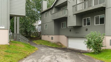 ReNew Bayshore Townhomes in Anchorage, AK - Foto de edificio - Building Photo