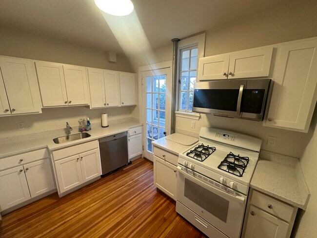 33 Concord Ave, Unit 12 in Cambridge, MA - Building Photo - Building Photo