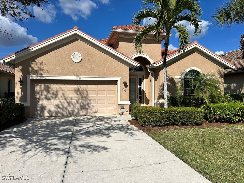 8318 Valiant Dr in Naples, FL - Foto de edificio