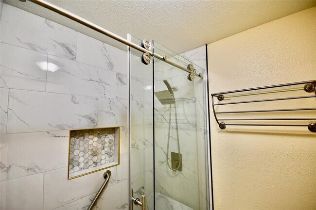 1818 Augusta Dr in Houston, TX - Foto de edificio - Building Photo