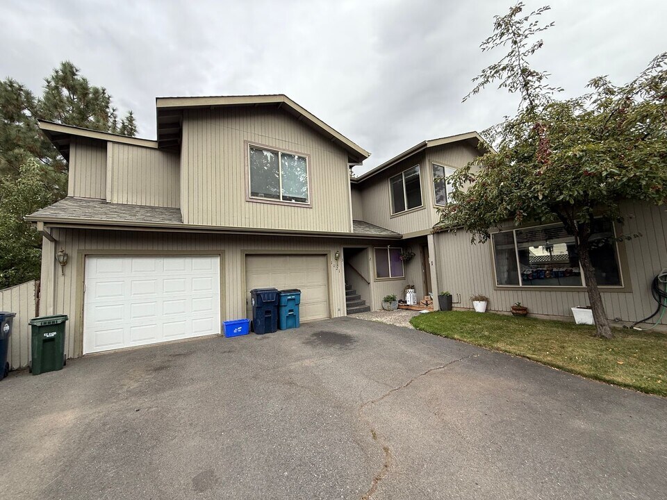 1121 NE Hidden Valley Dr in Bend, OR - Building Photo