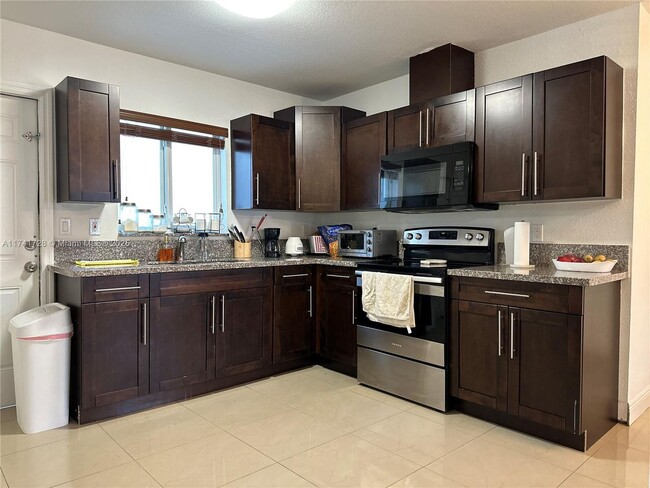 513 NW 77th St in Miami, FL - Building Photo - Building Photo