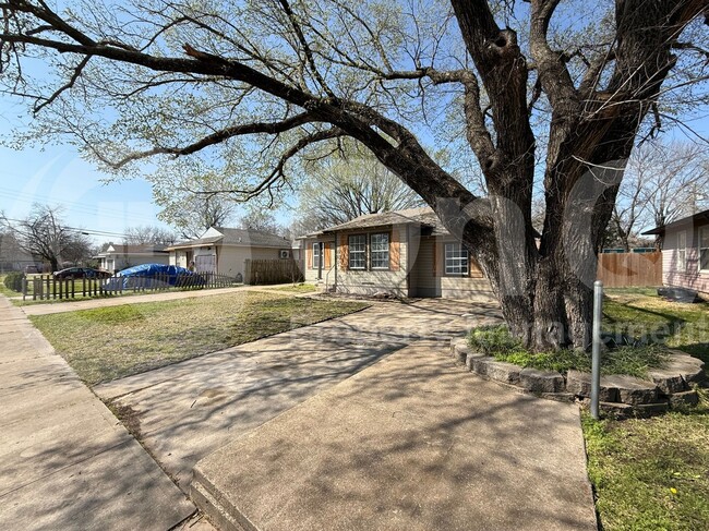1539 Yucca Dr in Dallas, TX - Building Photo - Building Photo