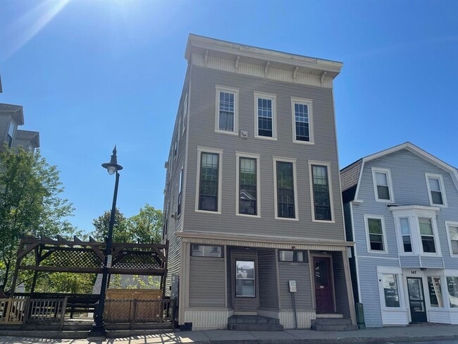 145 Main St, Unit 7 in Newmarket, NH - Building Photo - Building Photo