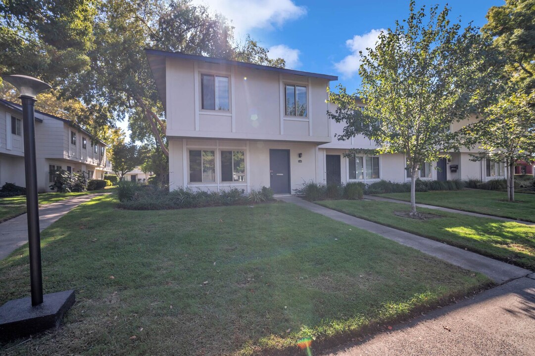 8798 La Riviera Dr-Unit -#D in Sacramento, CA - Building Photo