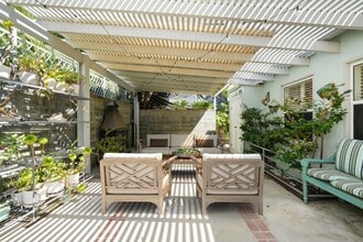 11861 Laurelwood Dr in Studio City, CA - Foto de edificio - Building Photo