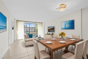 111 Royal Pk Dr in Oakland Park, FL - Building Photo