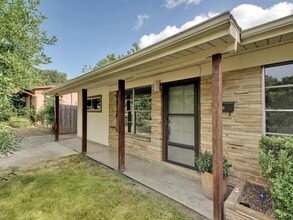 1110 Fieldcrest Dr in Austin, TX - Building Photo - Building Photo