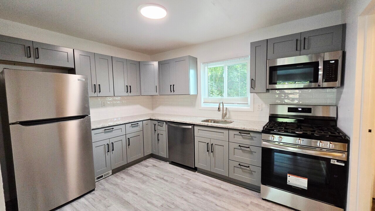 5729 Mitchell Rd in Levittown, PA - Building Photo