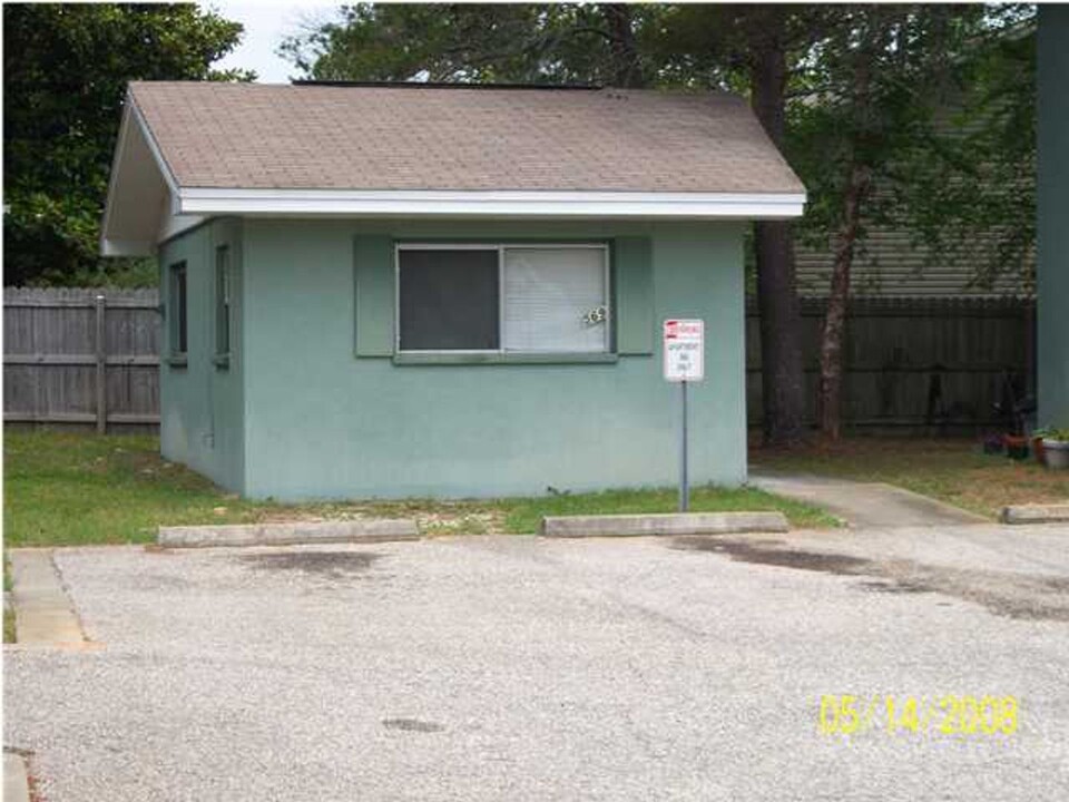 569 Florosa Ct in Mary Esther, FL - Building Photo