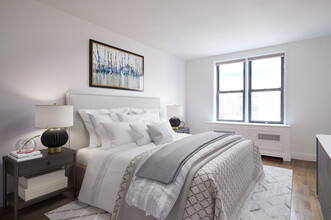 165 Christopher St in New York, NY - Building Photo - Building Photo