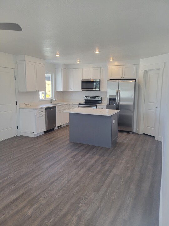 127 E 730 N in Tooele, UT - Building Photo