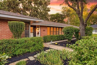 524 N Wharton St in Sherman, TX - Foto de edificio - Building Photo