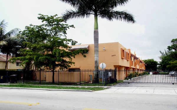 Condominiums in Miami, FL - Foto de edificio - Building Photo