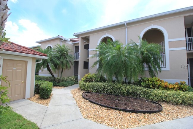 2820 Cypress Trace Cir in Naples, FL - Building Photo - Building Photo