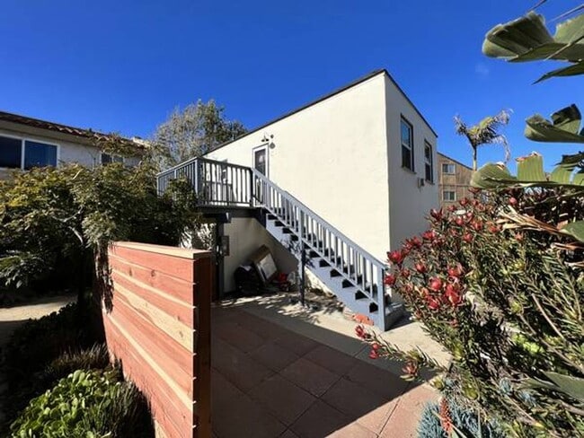 2053 Pierpont Blvd in Ventura, CA - Building Photo - Building Photo