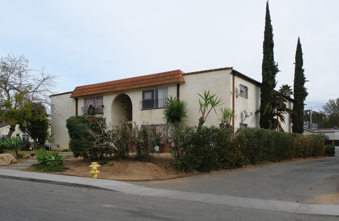 1204 S Vine St in Fallbrook, CA - Building Photo