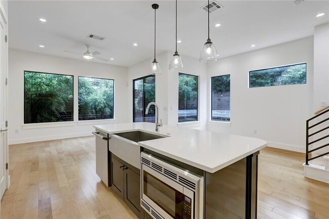 2711 S 5th St, Unit B in Austin, TX - Foto de edificio - Building Photo