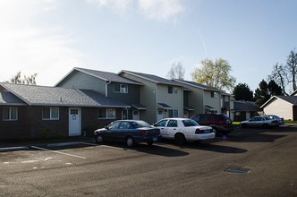 Sunrise Village in Portland, OR - Building Photo - Building Photo