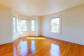 51 Robbins St in Waltham, MA - Building Photo - Building Photo