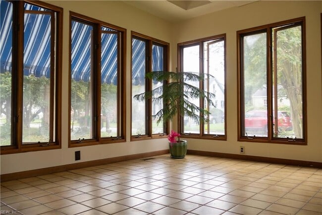 107 E Taylor Ave, Unit Room 1 in Hampton, VA - Foto de edificio - Building Photo